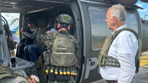 El ministro de Defensa de Colombia, Iván Velasquez, en su visita al territorio que había sido ocupado por EMC.