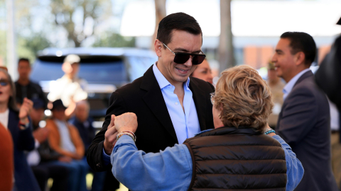 El presidente Daniel Noboa bailando en un evento con agricultores en Machachi, el 17 de octubre de 2024.