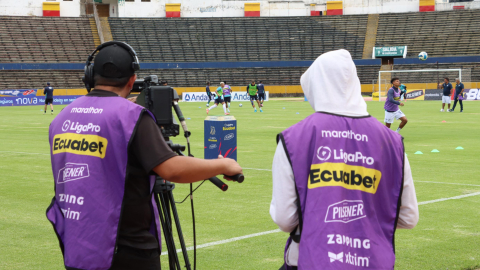 Camarógrafos trabajan durante el partido entre Universidad Católica y Emelec, en el estadio Atahualpa, el 26 de octubre de 2024.