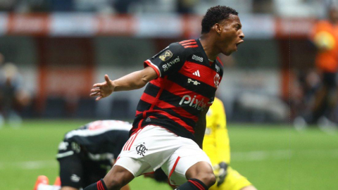 Gonzalo Plata, ofensivo ecuatoriano del Flamengo, celebra su gol ante el Atlético Mineiro, este domingo 10 de noviembre de 2024.