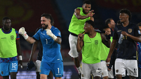 Los futbolistas ecuatorianos festejan la victoria ante Colombia en Barranquilla, el martes 19 de noviembre de 2024.