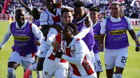 Los jugadores de Liga de Quito celebran uno de los goles en la victoria sobre Universidad Católica, el 24 de noviembre de 2024.