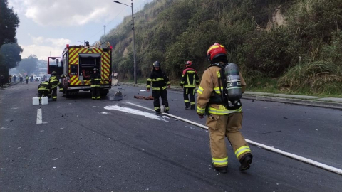 Bomberos atienden una emergencia en la avenida Simón Bolívar de Quito, el 23 de noviembre de 2024.