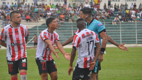 Jugadores de Técnico Universitario, durante un partido de LigaPro, el 10 de noviembre de 2024.