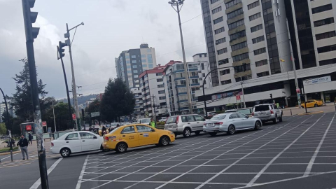 Tráfico en Quito por semáforos apagados durante los apagones.