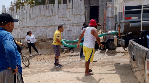 Ciudadanos en la provincia de Santa Elena reciben agua por medio de tanqueros.