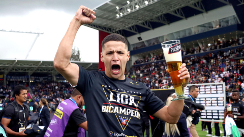 El delantero paraguayo Alex Arce festeja el título de la LigaPro con Liga de Quito, en el estadio Banco Guayaquil, el 14 de diciembre de 2024.