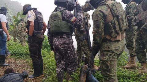 Policías y militares en Ponce Enríquez