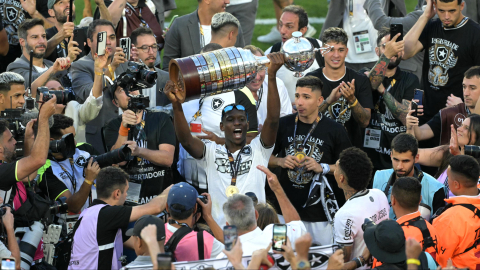 El brasileño Luiz Henrique alza el trofeo de la Copa Libertadores, el 30 de noviembre de 2024.
