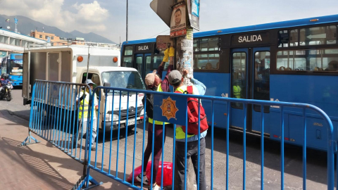 Personas retiran propagan electoral en Quito, tras las elecciones del 21 de abril de 2024.