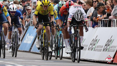 Jhonatan Narváez en el sprint final de la tercera etapa del Tour Down Under, el 22 de enero de 2025.