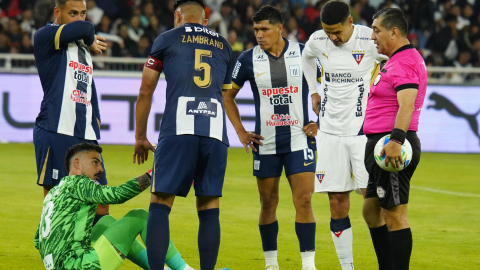 Byron Moreno dirige el partido entre Liga de Quito y Alianza Lima, en la Noche Blanca, el 25 denero de 2025.