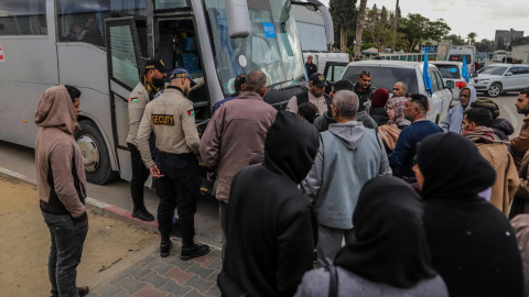 Palestinos heridos y enfermos se preparan para abandonar la Franja de Gaza, rumbo a la frontera con Egipto, y recibir tratamiento, el 5 de febrero de 2025.