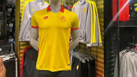 Nueva camiseta de Aucas para la temporada 2025, presentada el 12 de febrero de 2025.