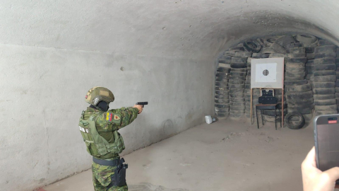 Un miembro del Grupo Especial de Operaciones (GEO) del ejército disparó contra los paneles de los chalecos antibalas adquiridos por el Ejército, el 25 de febrero de 2025, en Quito.