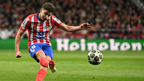 El delantero argentino Julián Álvarez remata durante el partido ante Real Madrid, por la UEFA Champions League, el 12 de marzo de 2025.