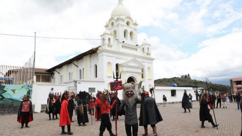 Diablos participan en la procesión De los Diablos en la parroquia La Merced, en Quito, en 2024.
