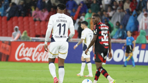 Jugadores de Liga de Quito y Flamengo durante el partido de la Fecha 3 de la Copa Libertadores, el martes 22 de abril de 2025.