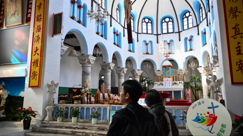 Personas visitan la Iglesia católica de Baoding, en China, en la provincia de Hebei, el 22 de abril de 2025.