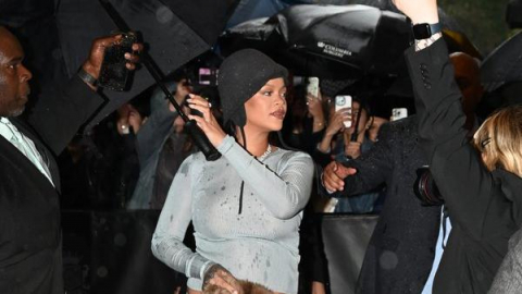Esta reveladora imagen de Rihanna fue capturada a la salida del hotel donde se hospeda en Nueva York para asistir al Met Gala de este 5 de mayo de 2025.