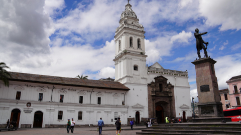 Plaza con la vista frontal de la iglesia y convento de Santo Domingo, en el Centro Histórico de Quito. 15 de mayo de 2025.