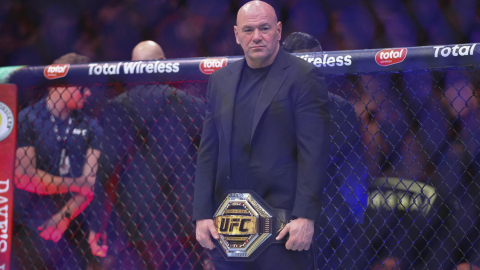 Dana White, presidente de la UFC, sostiene un cinturón en el octágono del UFC 313 en el T-Mobile Arena de Las Vegas, el 8 de marzo de 2025.