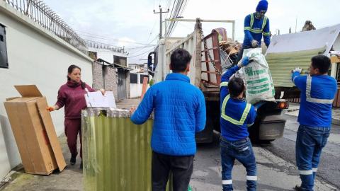 Habitantes del norte de Quito y trabajadores de Emaseo durante la recolección de basura, el 30 de marzo de 2025.