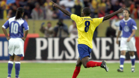 Edison Méndez festeja un gol con la selección de Ecuador ante Brasil, en el estadio Olímpico Atahualpa de Quito, el 16 de noviembre de 2004.