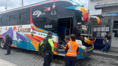 Funcionarios de la Agencia Nacional de Tránsito (ANT) realizan un operativo de control a un bus en un terminal terrestre en Imbabura, el 4 de mayo de 2025. Imagen referencial.