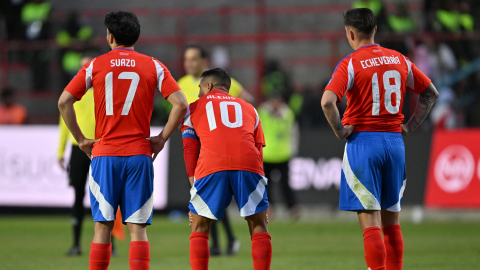 Los jugadores chilenos se lamentan después de la derrota ante Bolivia, en El Alto, el 10 de junio de 2025.