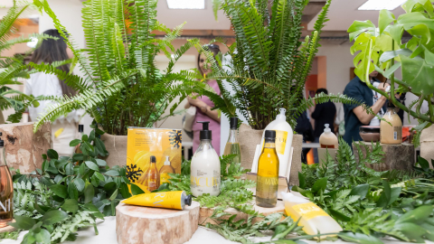 Productos de Natura son exhibidos en un evento en Quito, el 21 de octubre de 2025.