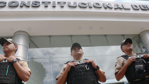 Policías resguardan el ingreso en la Corte Constitucional de Ecuador, este 21 de abril de 2026.