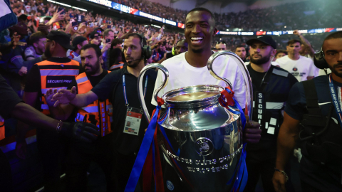 Willian Pacho, con el trofeo de la Champions League, en los festejos en el Parque de Los Príncipes, este 31 de mayo de 2026.