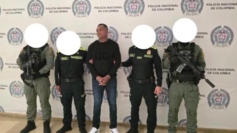 Policías colombianos presentan a presunto cabecilla de Los Tiguerones capturado en Armenia el 26 de agosto de 2026.
