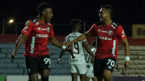 Los jugadores de Leones festejan un gol ante Mushuc Runa en Latacunga, el 7 de septiembre de 2026.