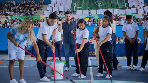 Fotografía referencial de un grupo de estudiantes de una unidad educativa fiscal que participan de una actividad para pintar la cancha del establecimiento, en mayo de 2026.