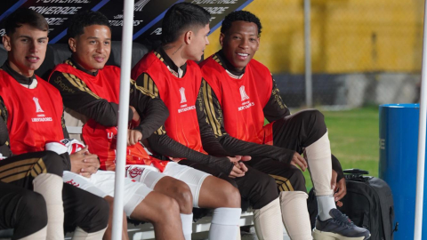 Gonzalo Plata, jugador de Flamengo sentado en el banco de suplentes, en el partido frente a Independiente del Valle por los cuartos de final de la Copa Libertadores, el 10 de septiembre de 2026.