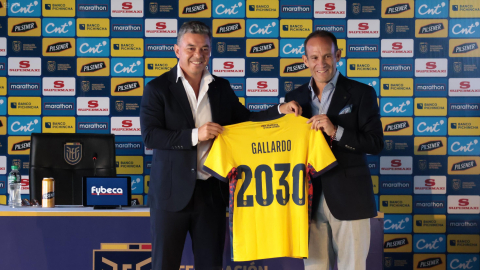 Marcelo Gallardo posa con la camiseta de la selección ecuatoriana de fútbol junto a Francisco Egas este jueves 17 de septiempre de 2026 en la Casa de la Selección.
