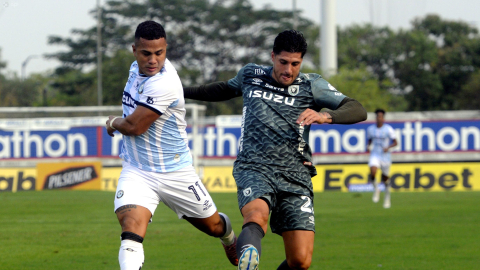 Edinson Mero, de Guayaquil City, se enfrenta a Nicolás Monserrat, de Leones FC, en el partido jugado el sábado 19 de septiembre de 2026 .