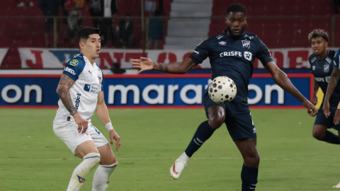 Fernando Cornejo, de Liga de Quito y José Fajardo, de Universidad Católica, pelean por el balón en el partido jugado el 20 de septiembre de 2026.