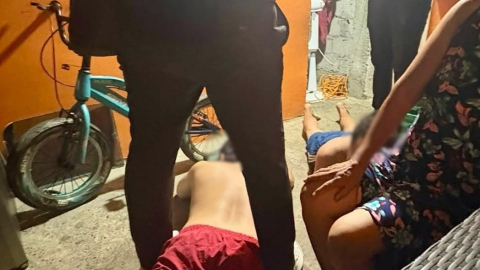Policías junto a los detenidos en un operativo durante el toque de queda en Guayaquil, el 23 de septiembre de 2026.