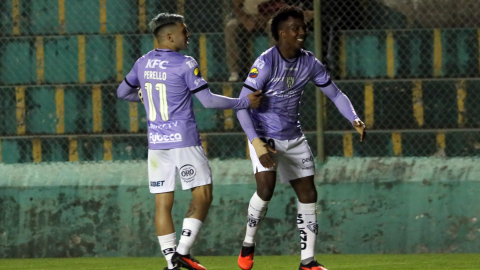 Djorkaeff Reasco (d), atacante de Independiente del Valle, celebra su gol ante Gualaceo, el jueves 24 de septiembre, por la Copa Ecuador.