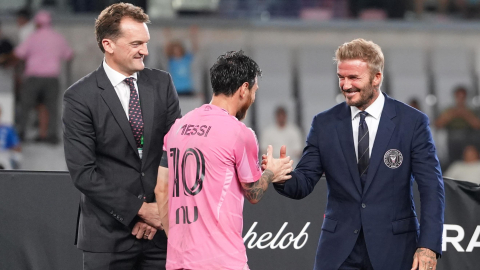 El presidente de Inter Miami, David Beckham, saluda a Lionel Messi, luego de ganar la final de la Campeones Cup ante Cruz Azul, el 16 de septiembre de 2026.