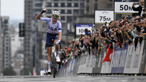 El estadounidense Brandon McNulty festeja su victoria como campeón mundial de ciclismo de ruta, el 27 de septiembre de 2026.