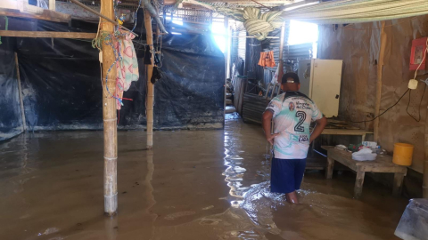 Un habitante del cantón Balao en su casa inundada, el 28 de septiembre de 2026.