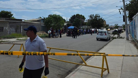 Una cinta amarilla de la Policía afuera del colegio donde ocurrió el asesinato de dos estudiantes en Santa Elena, 1 de octubre de 2026.
