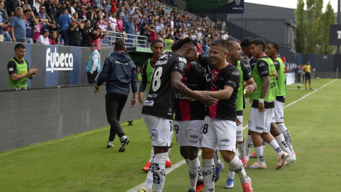 Los jugadores de Independiente del Valle festejan un gol ante Aucas en el estadio Banco Guayaquil, el sábado 10 de octubre de 2026.