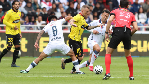 Jugadores de Liga de Quito y Barcelona SC, durante un partido de LigaPro, el 11 de octubre de 2026.