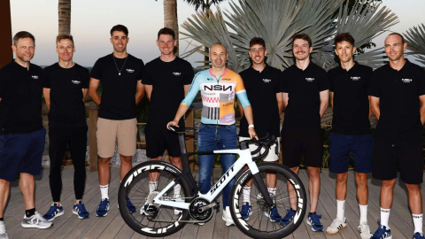 Andrés Iniesta, junto a los integrantes del NSN Cycling Team, el 15 de febrero de 2026.