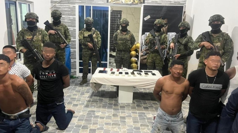 Miembros de Fuerzas Armadas durante la detención el 11 de octubre en Daule, Guayas, de ocho personas sospechosas de pertenecer al grupo criminal Los Fatales.